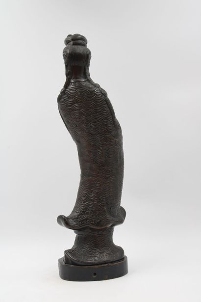 CHINE 
Guanyin in bronze with brown patina....