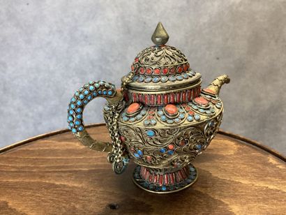 TIBET 
Metal teapot (silver ?) decorated...
