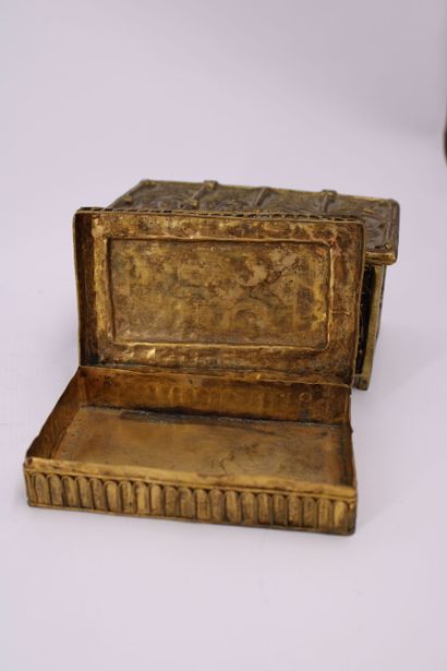 Meeting of two gilded brass boxes. Dimensions:...