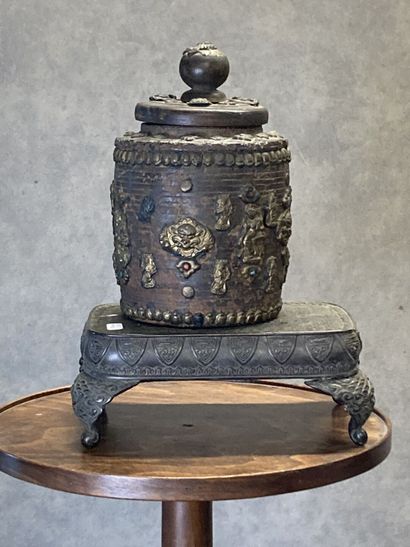 CHINA. Meeting of two covered pots in carved...