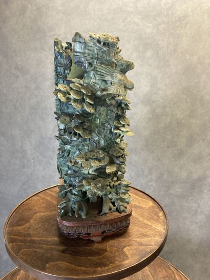CHINE 
Cache pot carved out of hard stone...