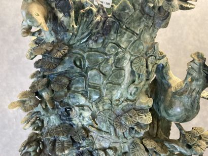 CHINE 
Cache pot carved out of hard stone...