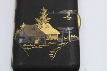 JAPON 
CHINA. Small metal box decorated with...