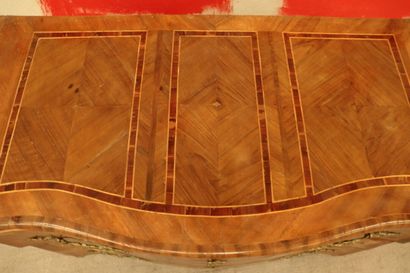 Commode de L'Est.
Commode en placage de bois...