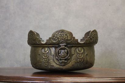 Art Déco. 
Important gilt bronze cachepot...