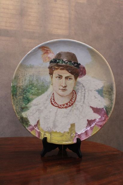 Paire de plats en faïence à décor émaillé...