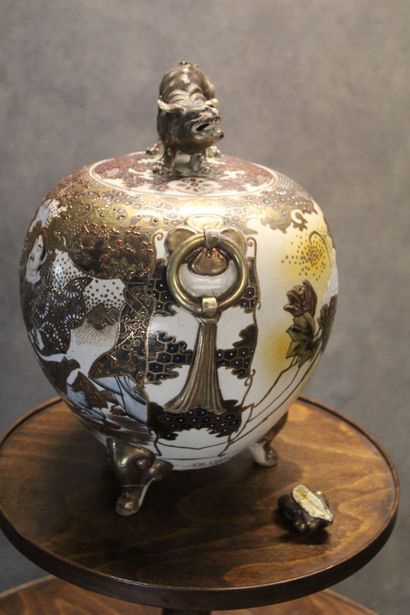 Satsuma
JAPAN
Porcelain covered pot with...
