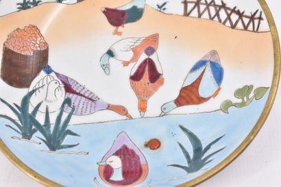 CHINA. Porcelain plate decorated with ducks...