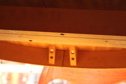SCANDINAVIE. Table and its 4 chairs in stained...