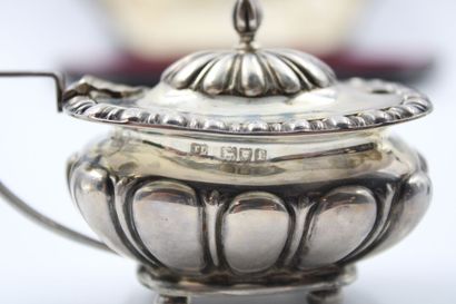 Nécessaire en argent comprenant 4 pièces...