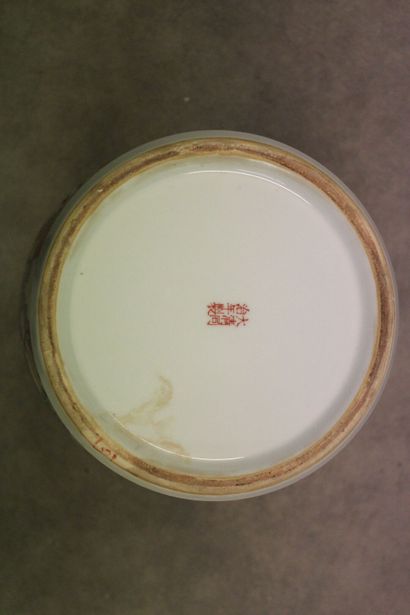 CHINA. Covered polychrome porcelain vase...