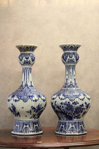 DELFT. Paire de vase en céramique émaillé...