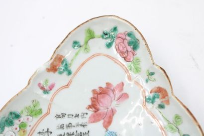 CHINE. 
Porcelain cup on foot with polychrome...
