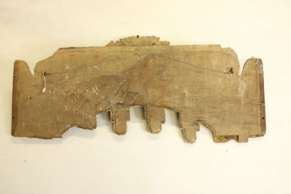 Dais de lit en bois mouluré et sculpté à...