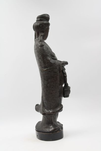 CHINE 
Guanyin in bronze with brown patina....