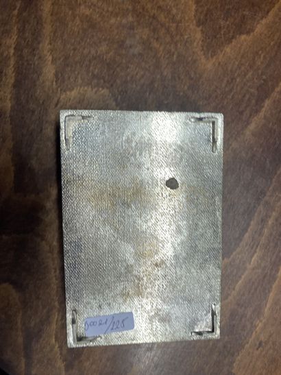 Boite en métal argenté à décor de feuillages...
