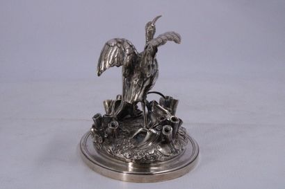 Ecole du XIXe siècle. Pique fleur en bronze...