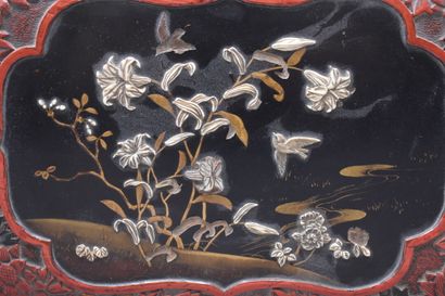 JAPON. 
Red lacquer and shibayama covered...