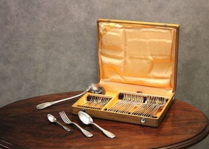 ERCUIS. Ménagère en métal argent comprenant...
