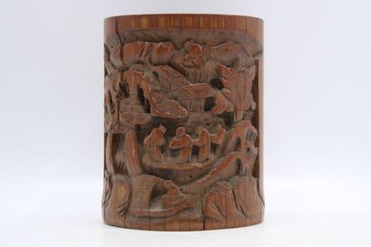 CHINE
Carved wood bitong decorated with a...