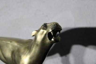 Ecole XXème siècle. Panthère à l'affut, bronze...