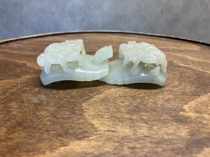 CHINE
Belt buckle in carved jade with dragons....