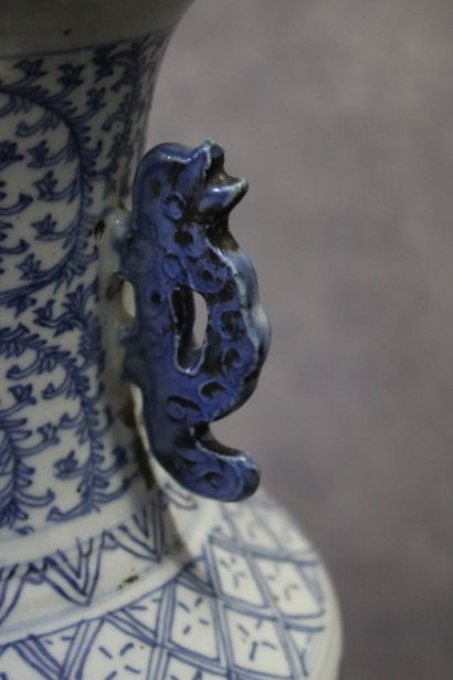CHINA. Vase potiche in blue white porcelain....