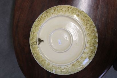 Paire de plats en faïence à décor émaillé...