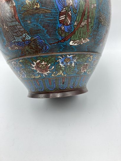CHINE 
Vase in cloisonné enamels on bronze...
