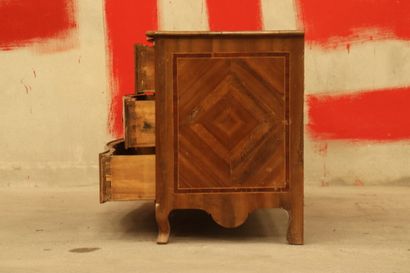 Commode de L'Est.
Commode en placage de bois...