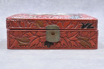 JAPON. 
Red lacquer and shibayama covered...