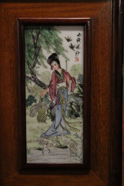 CHINE. 
Polychrome porcelain plate representing...
