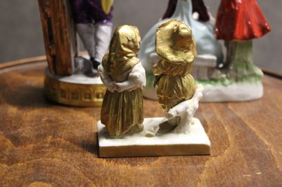 Réunion de trois groupes en porcelaine polychrome...