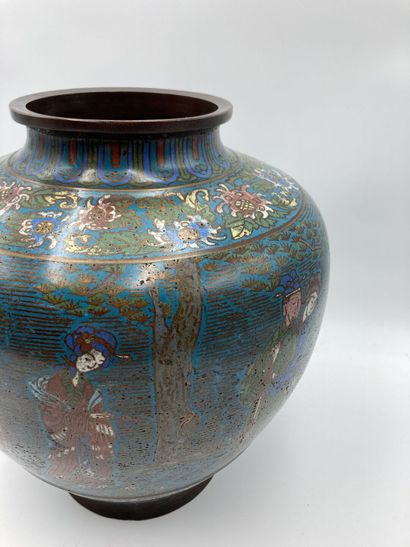 CHINE 
Vase in cloisonné enamels on bronze...