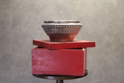 ASIE 
LAOS. Cup in silver embossed on its...