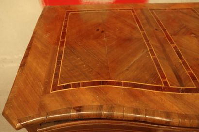 Commode de L'Est.
Commode en placage de bois...