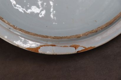ROUEN. Soupière à oreilles en faïence émaillée...
