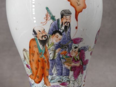 CHINA. Porcelain vase decorated with a scene...