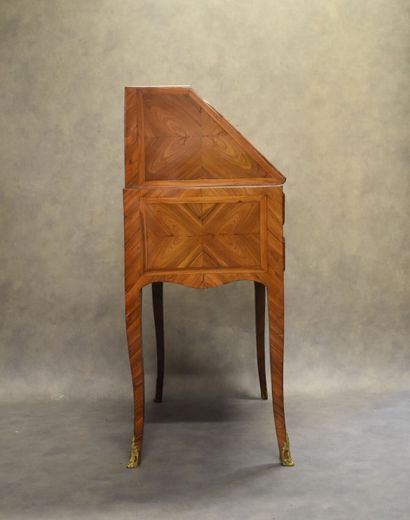Secrétaire en bois sculpté et placage de...