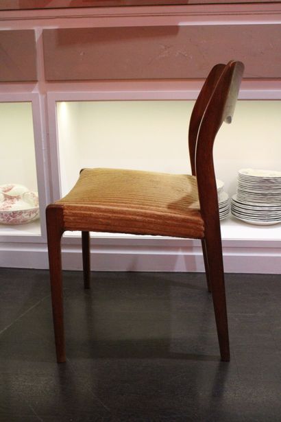 SCANDINAVIE. Table and its 4 chairs in stained...