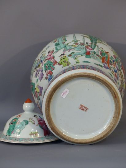 CHINE, Importante potiche couverte en porcelaine...
