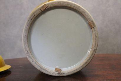 CHINE
Covered pot in yellow painted earthenware...
