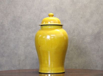 CHINE
Covered pot in yellow painted earthenware...