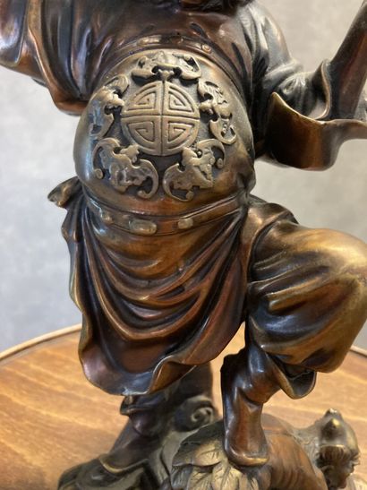 JAPON
Bronze representing a man with sword,...