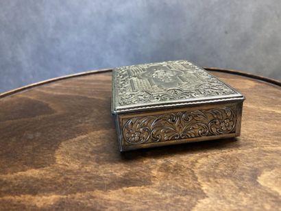 Boite en métal argenté à décor de feuillages...
