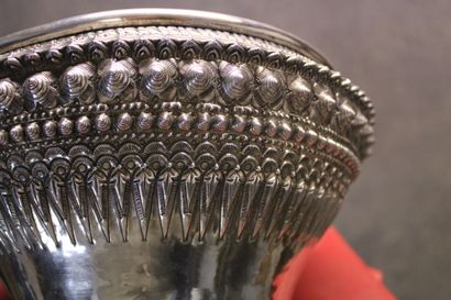 ASIE 
LAOS. Cup in silver embossed on its...
