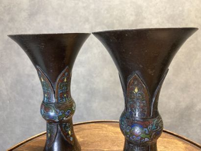 ASIE
Pair of Gu-shaped vases in brown patinated...