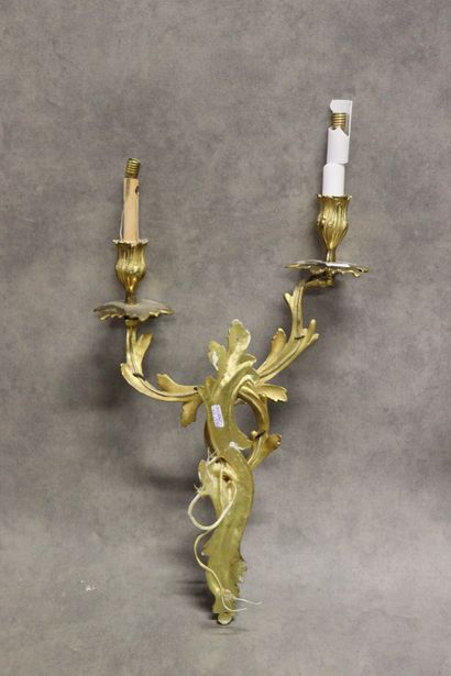 Paire d'appliques en bronze ciselé doré éclairant...
