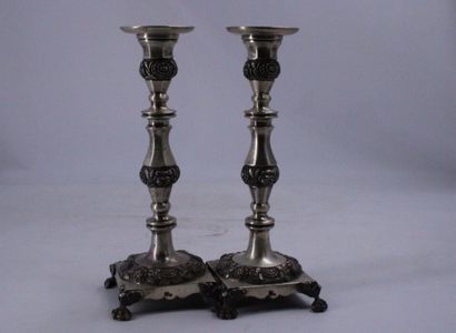 Bougeoirs. 
Paire de bougeoirs en métal argenté...
