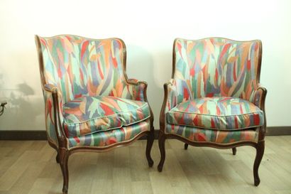 Paire de bergères en bois sculpté, à décor...